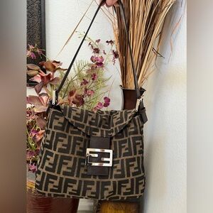 ❌❌Authentic Classic FENDI Zucca Baguette Tobacco handbag❌❌